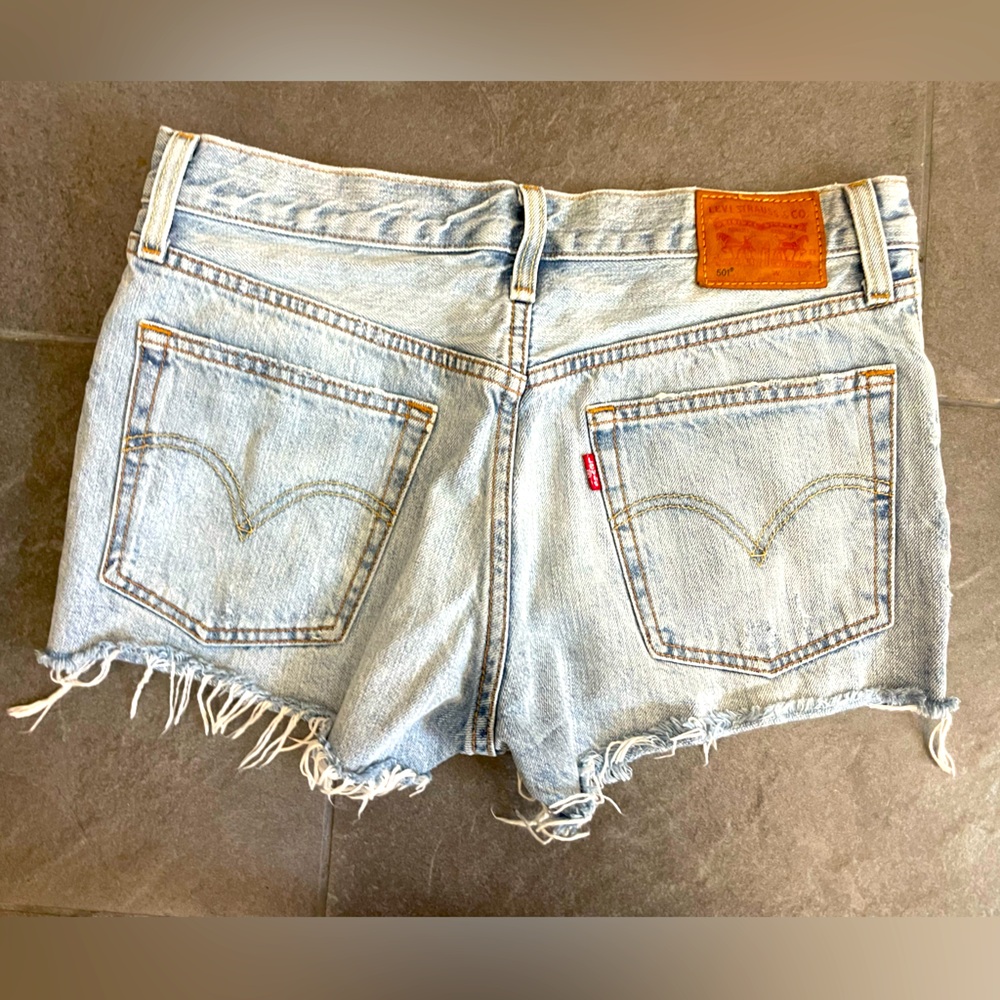 Size 27 never worn Levi’s shorts